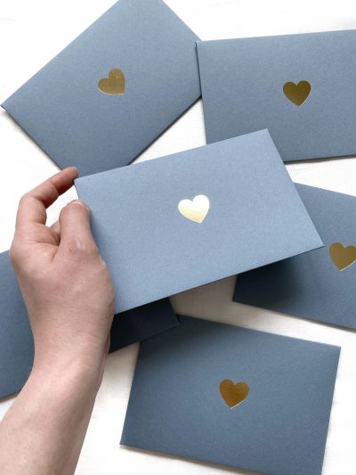 Конверт Dusty blue з тисненням серця та магнітом для А6