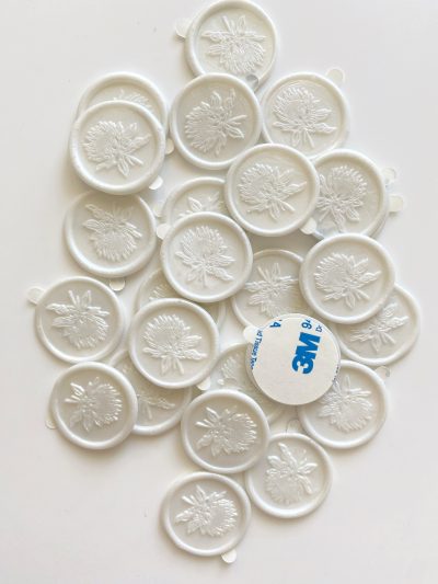 В наявності. Сургучний відтиск білий перламутр зі скотчем.