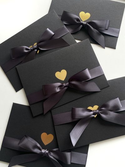 Конверт чорний з бантиком та тисненням серця для А6