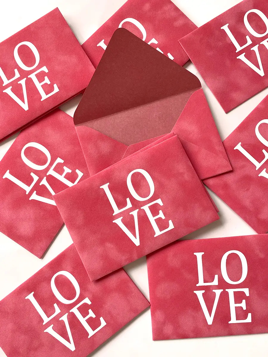 Конверт оксамитовий рожевий для А6 з тисненям LOVE