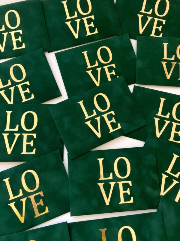 Конверт оксамитовий зелений для А6 з тисненям LOVE