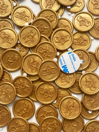 В наявності. Сургучний відтиск золото, дизайн вензель, зі скотчем.