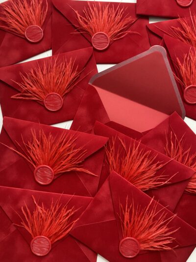 Конверт оксамитовий червоний з пір’ям та сургучем для А6