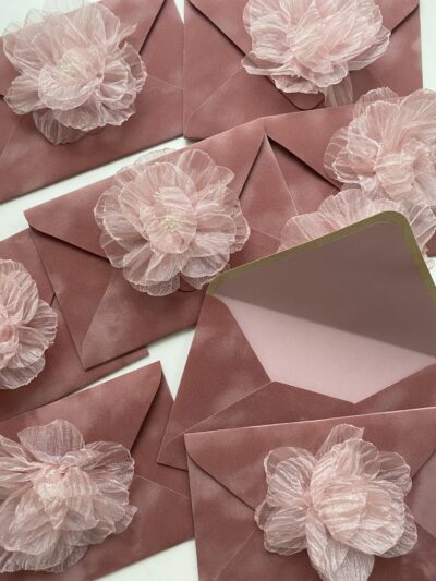 Конверт оксамитовий рожева пудра, з квіткою для А6