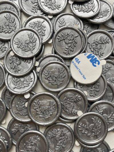 В наявності. Сургучний відтиск срібний, дизайн квіти, зі скотчем.