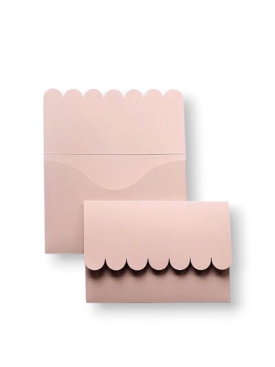Конверт матовий. Форма кучері. Колір Pink Nude. Розмір 11.5х16.5 см.