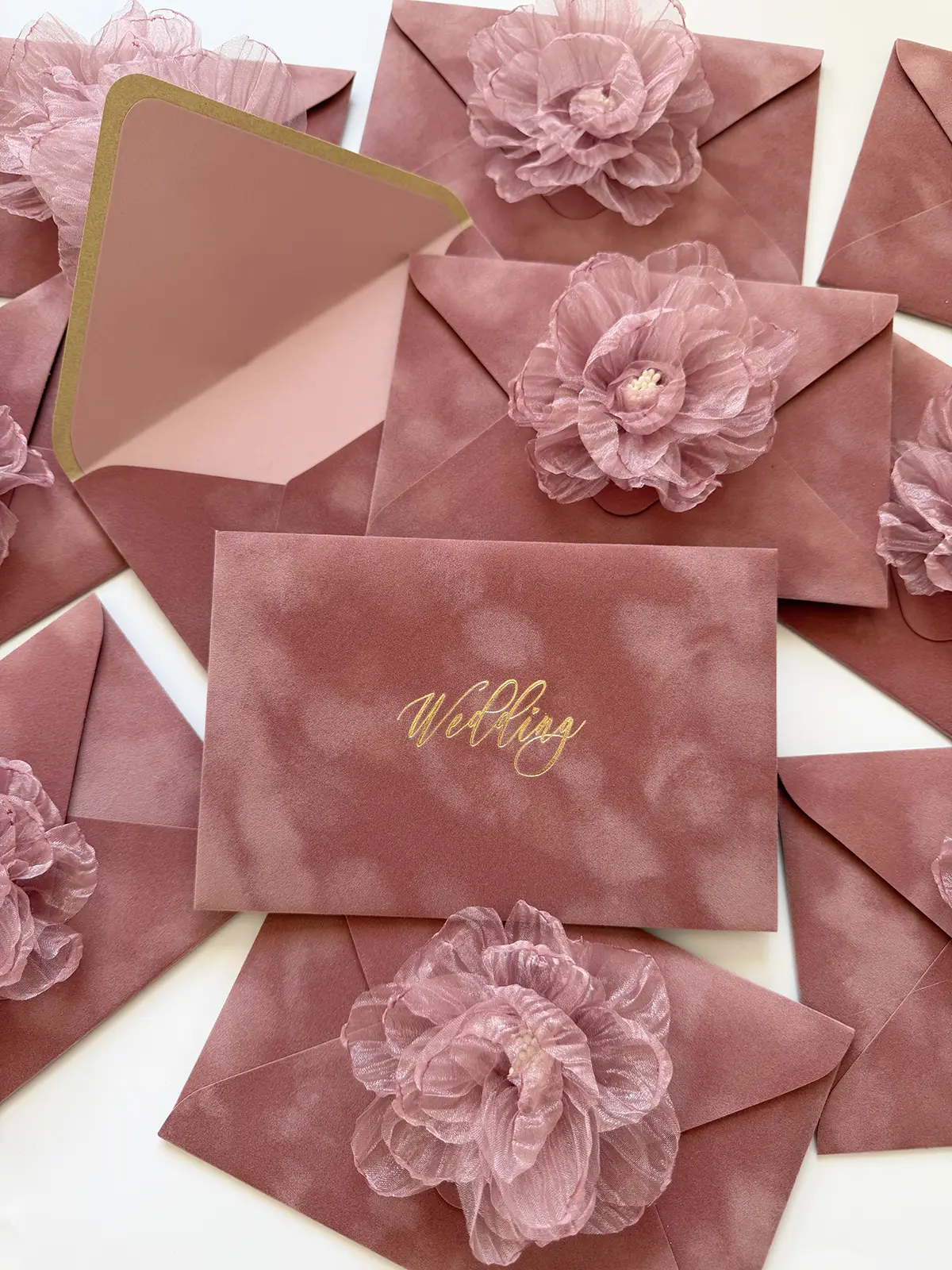 Конверт оксамитовий рожева карамель, з квіткою та тисненням wedding, для А6.